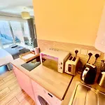 Cambridge City Centre Immaculate Studio Sleeps 2 - Central Location Paradise Street