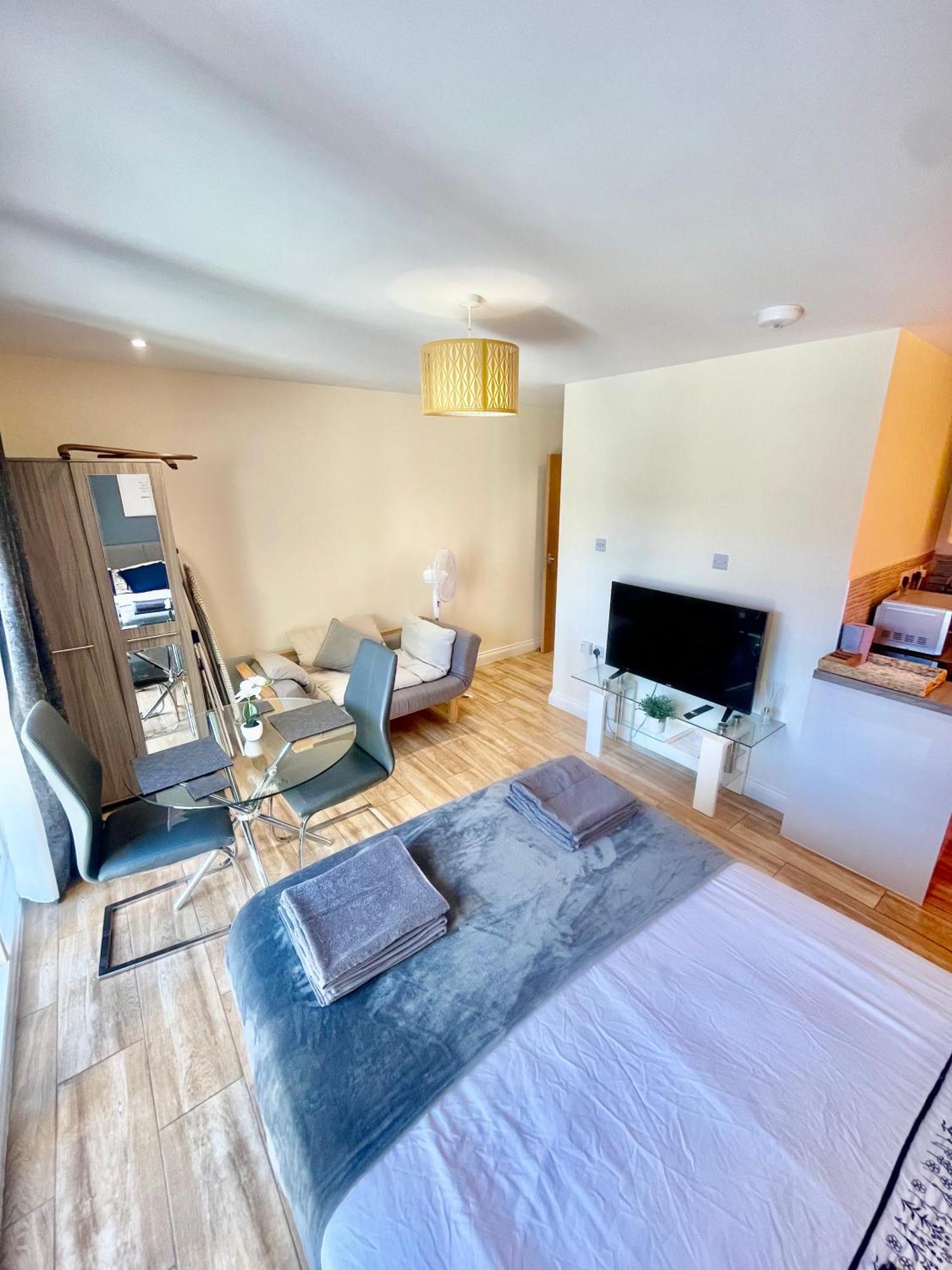 Centre Immaculate Sleeps 2 - Location Paradise Street Apartment *